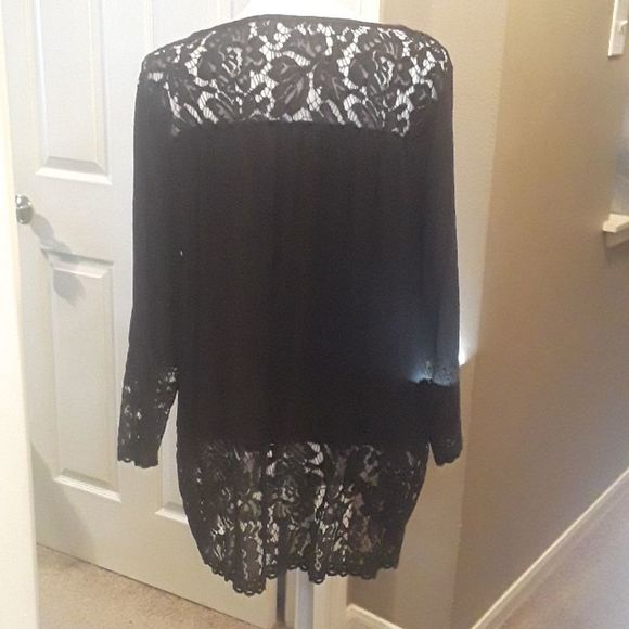Soft & Feminine Black Lacey V-Neck Top Size Medium - Picture 7 of 8